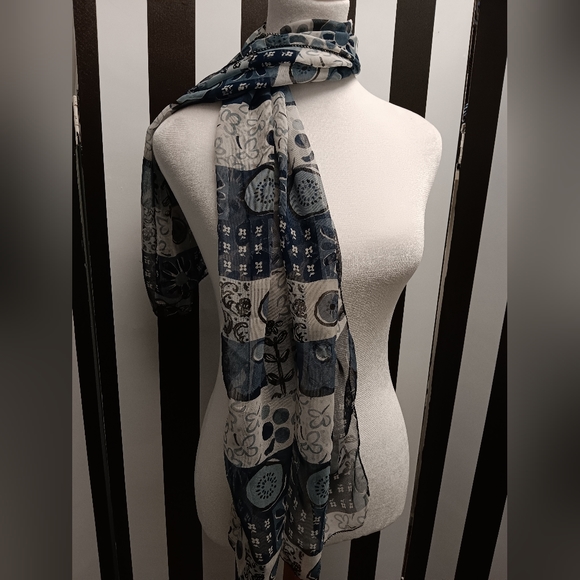 Blue squared scarf - Picture 2 of 5